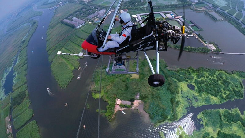 測(cè)繪地理信息工作人員利用三角翼在白洋淀進(jìn)行航空測(cè)繪,為雄安新區(qū)規(guī)劃、選址和建設(shè)提供保障服務(wù) 測(cè)繪地理信息工作人員利用三角翼在白洋淀進(jìn)行航空測(cè)繪,為雄安新區(qū)規(guī)劃、選址和建設(shè)提供保障服務(wù)