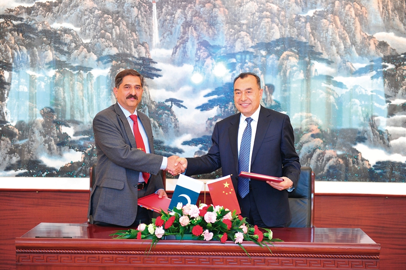 國(guó)家測(cè)繪地理信息局局長(zhǎng)庫(kù)熱西(右)與巴基斯坦測(cè)繪局局長(zhǎng)穆罕默德·伊姆蘭·扎法爾(左)分別代表兩國(guó)政府簽署關(guān)于測(cè)繪地理信息科技合作的議定書 國(guó)家測(cè)繪地理信息局局長(zhǎng)庫(kù)熱西(右)與巴基斯坦測(cè)繪局局長(zhǎng)穆罕默德·伊姆蘭·扎法爾(左)分別代表兩國(guó)政府簽署關(guān)于測(cè)繪地理信息科技合作的議定書