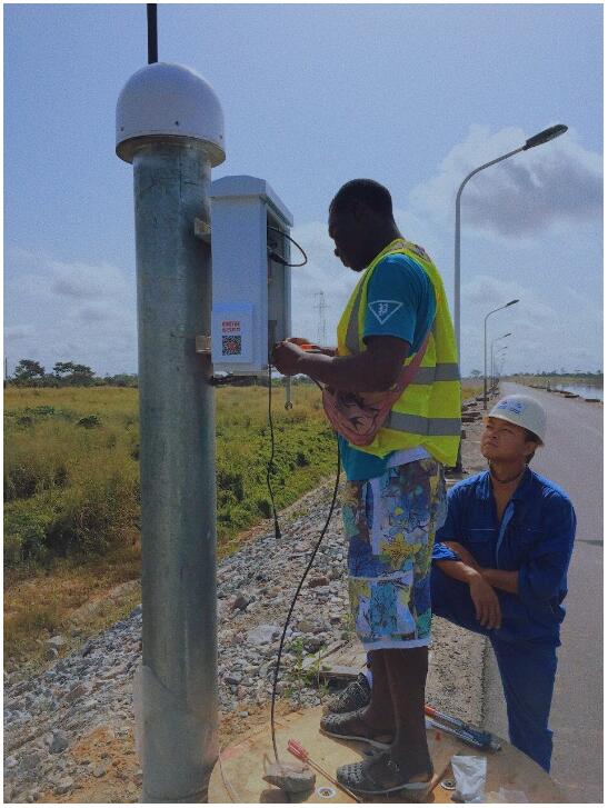 工人在觀測(cè)墩上搭建觀測(cè)站，這樣的觀測(cè)站共有11個(gè)