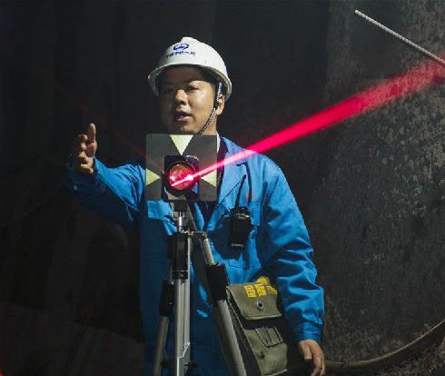 在隧道中進行精密測量 在隧道中進行精密測量